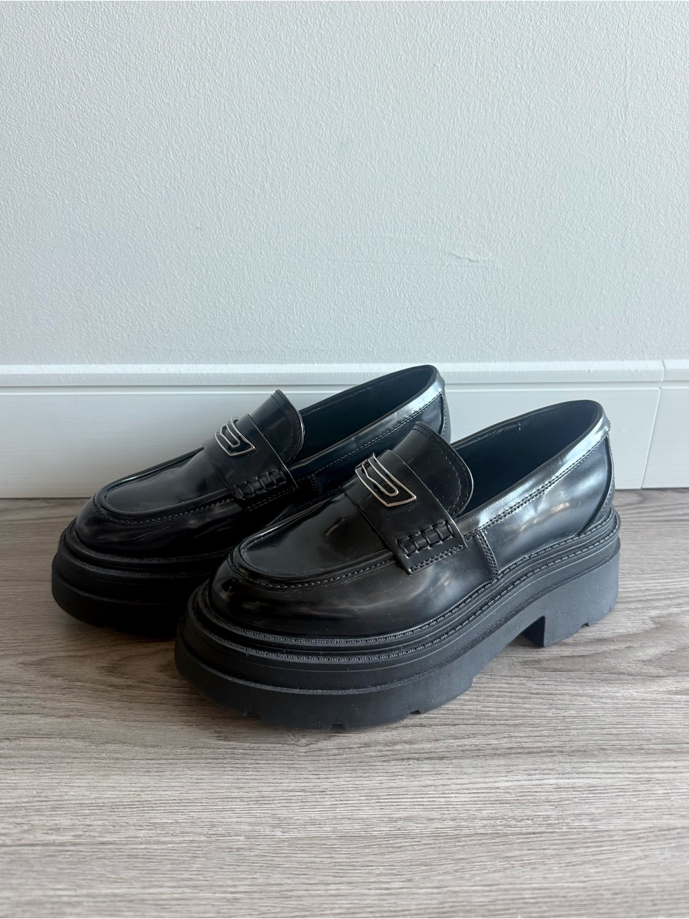 Wild Pair Women's Nelley Faux Leather Platform Loafer in Black size US 7